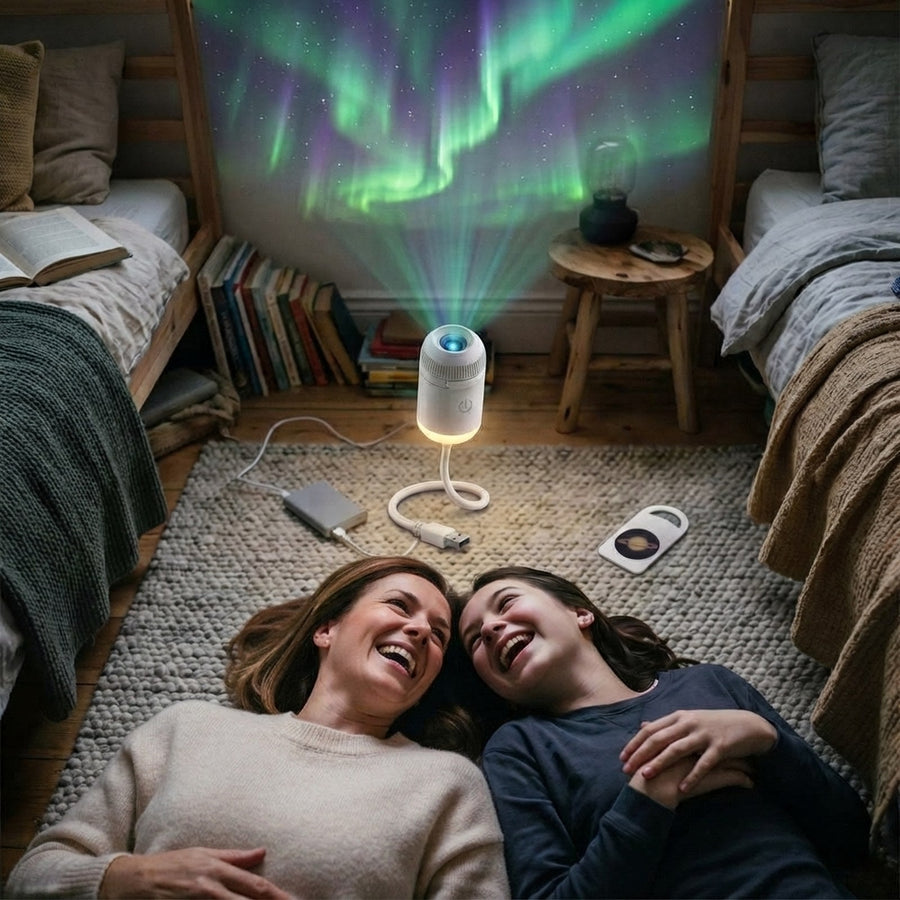 Mamma og barn ler under nordlys i taket